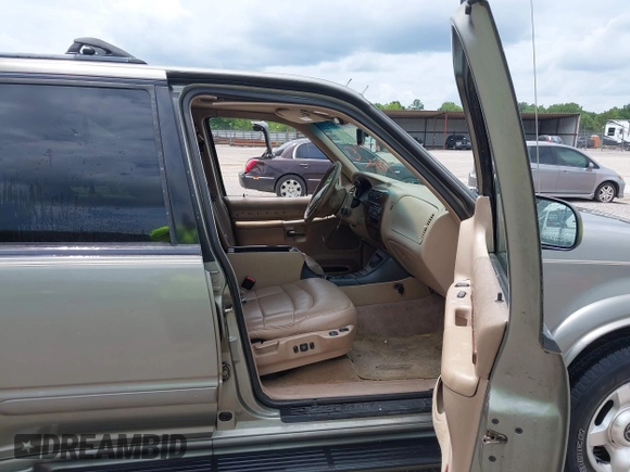 2000 Ford Explorer z VIN 1FMZU85P9YUB30553, wystawiony jako IAAI lot #42503777 z przebiegiem 209 062 mil mil oraz . Historia ofert i sprzedaży dostępna na DreamBid. Obrazek 5.
