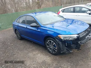 2024 Volkswagen Jetta Sport z VIN 3VWAM7BU7RM059667, wystawiony jako IAAI lot #41646768 z przebiegiem 6 985 mil mil oraz . Historia ofert i sprzedaży dostępna na DreamBid. Obrazek 1.