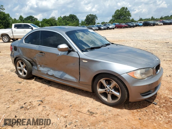 2011 BMW 1 Series 128i z VIN WBAUP7C52BVP21971, wystawiony jako Copart lot #63036725 z przebiegiem 255 217 mil mil oraz Szkoda całkowita • Salvage title. Historia ofert i sprzedaży dostępna na DreamBid. Obrazek 4.