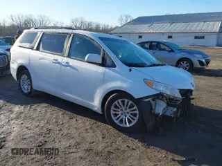 2013 Toyota Sienna XLE AAS with VIN 5TDYK3DC8DS402418, listed as a IAAI auction lot 41752030 with 193,390 mi miles. Bid and sale history available at carsss.com. Image 1.