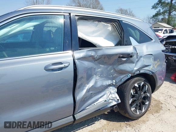 2025 Kia Sorento EX z VIN 5XYRH4JF9SG325771, wystawiony jako IAAI lot #41750566 z przebiegiem 2 834 mil mil oraz . Historia ofert i sprzedaży dostępna na DreamBid. Obrazek 6.