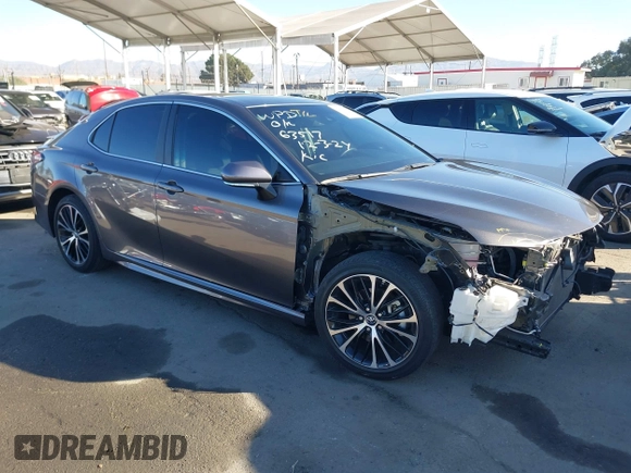 2018 Toyota Camry LE z VIN 4T1B11HK0JU546451, wystawiony jako IAAI lot #41054832 z przebiegiem 35 660 mil mil oraz . Historia ofert i sprzedaży dostępna na DreamBid. Obrazek 1.