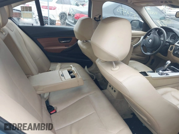 2013 BMW 3 Series 328i xDrive z VIN WBA3B3C53DF531564, wystawiony jako IAAI lot #41927678 z przebiegiem Nie podano mil oraz . Historia ofert i sprzedaży dostępna na DreamBid. Obrazek 8.