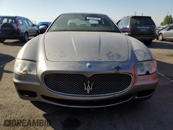 2006 Maserati Quattroporte z VIN ZAMCE39A960026645, wystawiony jako Copart lot #74550174 z przebiegiem 50 591 mil mil oraz Tytuł czysty. Historia ofert i sprzedaży dostępna na DreamBid. Obrazek 5.