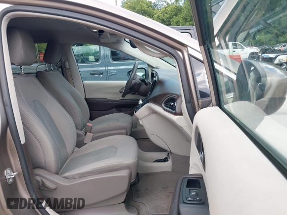 2017 Chrysler Pacifica Touring z VIN 2C4RC1DG2HR833473, wystawiony jako IAAI lot #42597208 z przebiegiem 78 239 mil mil oraz . Historia ofert i sprzedaży dostępna na DreamBid. Obrazek 5.