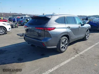 2022 Toyota Highlander XLE with VIN 5TDHZRBH3NS180434, listed as a IAAI auction lot 41640993 with 43,848 mi miles. Bid and sale history available at carsss.com. Image 4.