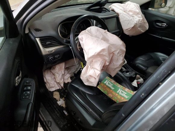 2016 Jeep Cherokee Limited with VIN 1C4PJMDB2GW213358, listed as a Copart auction lot 46041085 with 97,239 mi miles and Salvage Title. Bid and sale history available at DreamBid. Image 8.