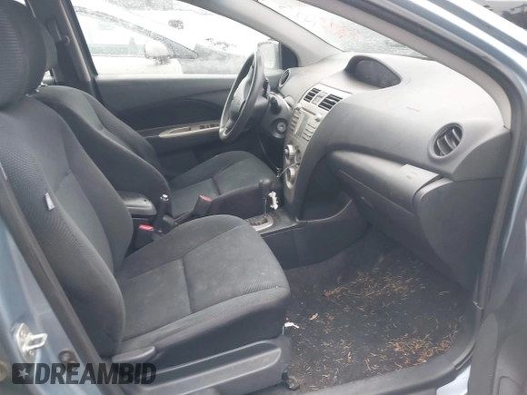 2009 Toyota Yaris z VIN JTDBT903594055838, wystawiony jako IAAI lot #41693557 z przebiegiem 362 137 mil mil oraz . Historia ofert i sprzedaży dostępna na DreamBid. Obrazek 5.