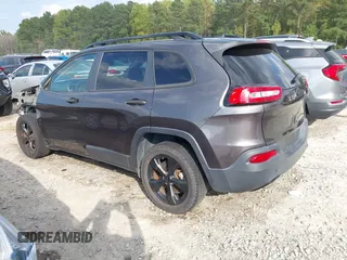 2017 Jeep Cherokee Altitude z VIN 1C4PJLABXHW666918, wystawiony jako IAAI lot #40520357 z przebiegiem 193 721 mil mil oraz . Historia ofert i sprzedaży dostępna na DreamBid. Obrazek 3.