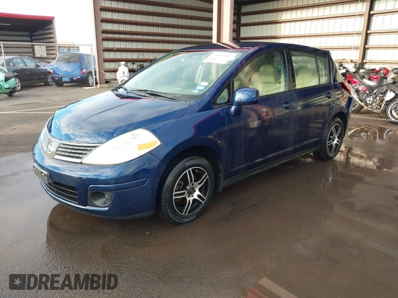 2009 Nissan Versa S z VIN 3N1BC13E19L353170, wystawiony jako IAAI lot #41493381 z przebiegiem 135 765 mil mil oraz . Historia ofert i sprzedaży dostępna na DreamBid. Obrazek 2.
