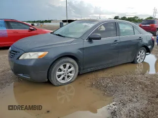 2008 Toyota Camry LE z VIN 4T1BE46K48U779560, wystawiony jako Copart lot #61281925 z przebiegiem 240 354 mil mil oraz Czysty tytuł • Clean title. Historia ofert i sprzedaży dostępna na DreamBid. Obrazek 1.