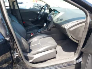 2016 Ford Focus Titanium z VIN 1FADP3J28GL393422, wystawiony jako IAAI lot #42075513 z przebiegiem 146 535 mil mil oraz . Historia ofert i sprzedaży dostępna na DreamBid. Obrazek 5.