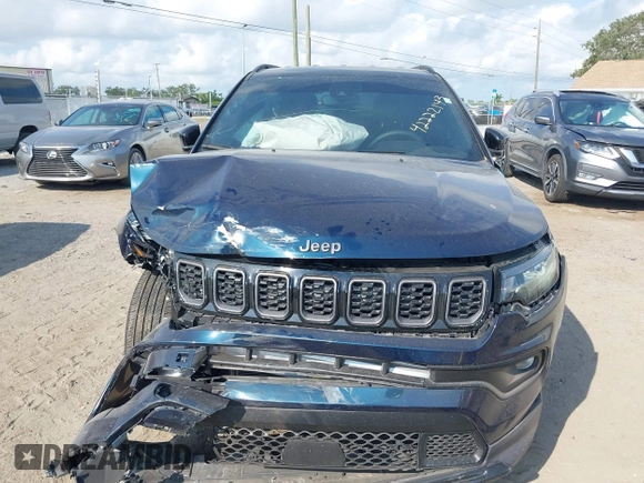 2024 Jeep Compass Latitude z VIN 3C4NJDBN7RT162744, wystawiony jako IAAI lot #42222143 z przebiegiem 8 657 mil mil oraz . Historia ofert i sprzedaży dostępna na DreamBid. Obrazek 13.