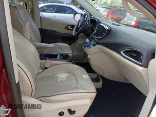 2017 Chrysler Pacifica Limited z VIN 2C4RC1GG8HR703435, wystawiony jako IAAI lot #42156060 z przebiegiem 129 744 mil mil oraz . Historia ofert i sprzedaży dostępna na DreamBid. Obrazek 5.