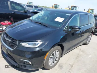 2024 Chrysler Pacifica Hybrid Select z VIN 2C4RC1S73RR185310, wystawiony jako IAAI lot #42246006 z przebiegiem 31 696 mil mil oraz . Historia ofert i sprzedaży dostępna na DreamBid. Obrazek 17.