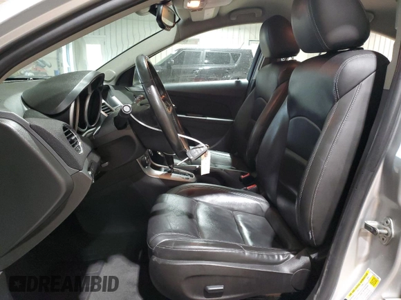 2014 Chevrolet Cruze 2LT z VIN 1G1PE5SB8E7213958, wystawiony jako Copart lot #57882325 z przebiegiem 62 626 mil mil oraz Szkoda całkowita • Salvage title. Historia ofert i sprzedaży dostępna na DreamBid. Obrazek 7.