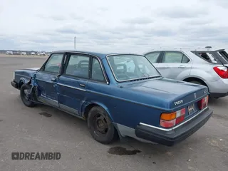 1990 Volvo 240 с VIN YV1AA8841L1423511, выставлен на аукционе IAAI как лот 41958883 с пробегом 216 943 миль миль и . История ставок и продаж доступна на DreamBid. Изображение 3.