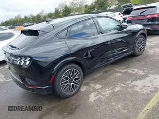 2024 Ford Mustang Mach-E Premium z VIN 3FMTK3R76RMA13687, wystawiony jako IAAI lot #42129796 z przebiegiem Nie podano mil oraz . Historia ofert i sprzedaży dostępna na DreamBid. Obrazek 4.