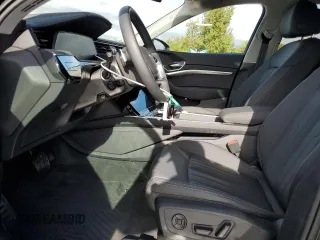 2024 Audi Q8 e-tron Premium Plus z VIN WA15AAGE2RB033152, wystawiony jako Copart lot #67158044 z przebiegiem 1 521 mil mil oraz Szkoda całkowita • Salvage title. Historia ofert i sprzedaży dostępna na DreamBid. Obrazek 7.