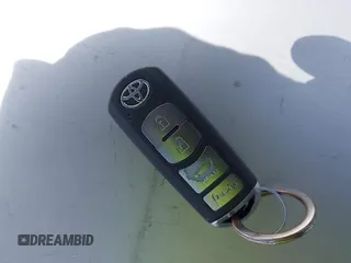 2017 Toyota Yaris z VIN 3MYDLBYV8HY172039, wystawiony jako IAAI lot #42327155 z przebiegiem 100 561 mil mil oraz . Historia ofert i sprzedaży dostępna na DreamBid. Obrazek 11.