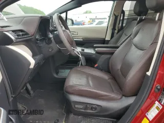 2021 Toyota Sienna Limited z VIN 5TDERKECXMS032404, wystawiony jako Copart lot #55144615 z przebiegiem 26 814 mil mil oraz Czysty tytuł • Clean title. Historia ofert i sprzedaży dostępna na DreamBid. Obrazek 7.