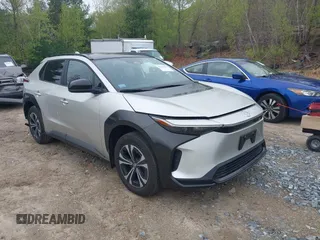 2024 Toyota bZ4X XLE z VIN JTMABACA2RA070129, wystawiony jako IAAI lot #42158861 z przebiegiem 12 269 mil mil oraz . Historia ofert i sprzedaży dostępna na DreamBid. Obrazek 1.