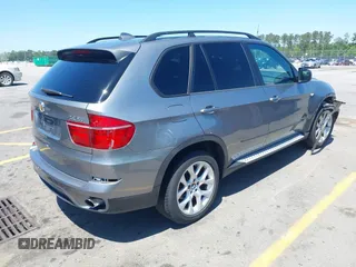 2011 BMW X5 35i z VIN 5UXZV4C57BL410981, wystawiony jako IAAI lot #42126240 z przebiegiem 160 473 mil mil oraz . Historia ofert i sprzedaży dostępna na DreamBid. Obrazek 4.