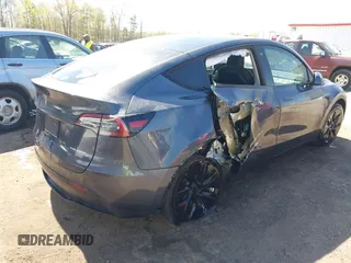 2022 Tesla Model Y Long Range z VIN 7SAYGAEE9NF574634, wystawiony jako IAAI lot #42040719 z przebiegiem 29 675 mil mil oraz . Historia ofert i sprzedaży dostępna na DreamBid. Obrazek 4.
