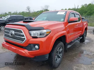 2017 Toyota Tacoma SR5 z VIN 5TFAZ5CN3HX050456, wystawiony jako IAAI lot #41919025 z przebiegiem 131 562 mil mil oraz . Historia ofert i sprzedaży dostępna na DreamBid. Obrazek 17.