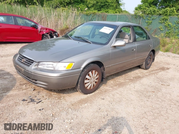 1998 Toyota Camry LE z VIN 4T1BG22K8WU330576, wystawiony jako IAAI lot #42417387 z przebiegiem 99 861 mil mil oraz . Historia ofert i sprzedaży dostępna na DreamBid. Obrazek 2.