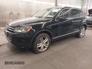 2011 Volkswagen Touareg Sport с VIN WVGFK9BP2BD001256, выставлен на аукционе IAAI как лот 41503097 с пробегом 201 301 миль миль и . История ставок и продаж доступна на DreamBid. Изображение 2.