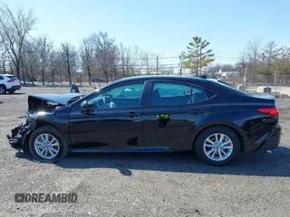 2025 Toyota Camry LE z VIN 4T1DAACK5SU581231, wystawiony jako IAAI lot #41934940 z przebiegiem 9887 mil mil oraz . Historia ofert i sprzedaży dostępna na DreamBid. Obrazek 14.