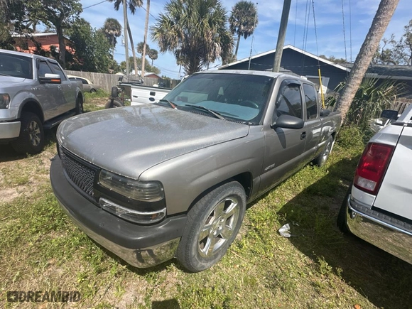 2001 Chevrolet Silverado 1500 LS with VIN 2GCEC19V711193447, listed as a Copart auction lot 49501445 with 221,700 mi miles and Salvage Title. Bid and sale history available at carsss.com. Image 2.