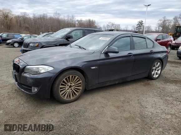 2011 BMW 5 Series 550i z VIN WBAFR9C58BC757285, wystawiony jako Copart lot #49104645 z przebiegiem 137 217 mil mil oraz Czysty tytuł • Clean title. Historia ofert i sprzedaży dostępna na DreamBid. Obrazek 1.