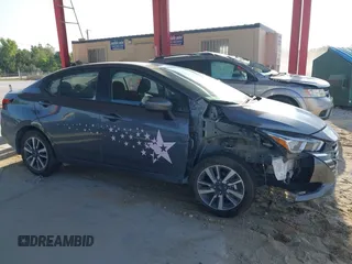 2024 Nissan Versa SV z VIN 3N1CN8EV1RL877648, wystawiony jako IAAI lot #42211446 z przebiegiem 13 477 mil mil oraz . Historia ofert i sprzedaży dostępna na DreamBid. Obrazek 14.