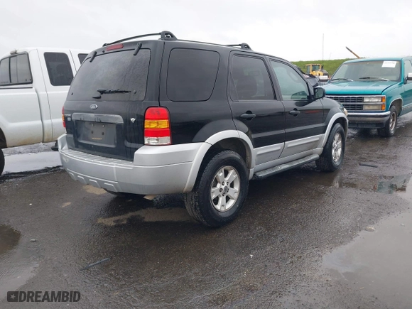 2007 Ford Escape XLT with VIN 1FMYU03107KC08224, listed as a IAAI auction lot 41796105 with 194,640 mi miles. Bid and sale history available at carsss.com. Image 4.