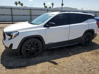 2020 GMC Terrain SLE z VIN 3GKALMEV6LL338554, wystawiony jako Copart lot #56522665 z przebiegiem 105 414 mil mil oraz Czysty tytuł • Clean title. Historia ofert i sprzedaży dostępna na DreamBid. Obrazek 1.