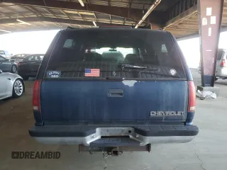 1995 Chevrolet Suburban z VIN 1GNFK16K9SJ333918, wystawiony jako Copart lot #46665205 z przebiegiem 208 395 mil mil oraz Czysty tytuł • Clean title. Historia ofert i sprzedaży dostępna na DreamBid. Obrazek 6.