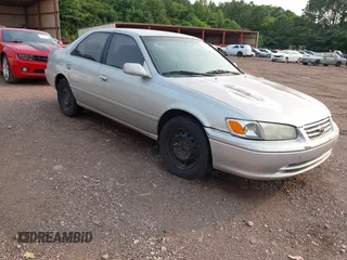 2000 Toyota Camry CE z VIN 4T1BG22K7YU694765, wystawiony jako IAAI lot #42350572 z przebiegiem 263 861 mil mil oraz . Historia ofert i sprzedaży dostępna na DreamBid. Obrazek 1.