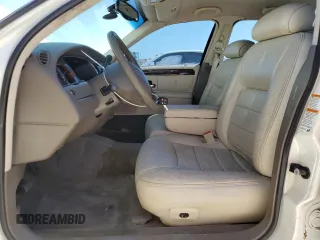 1999 Lincoln Town Car Signature z VIN 1LNHM82W4XY615634, wystawiony jako Copart lot #48886235 z przebiegiem 207 411 mil mil oraz Szkody całkowita. Historia ofert i sprzedaży dostępna na DreamBid. Obrazek 7.