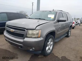 2008 Chevrolet Suburban LTZ with VIN 1GNFC16008J226762, listed as a IAAI auction lot 41573727 with 208,804 mi miles. Bid and sale history available at carsss.com. Image 6.