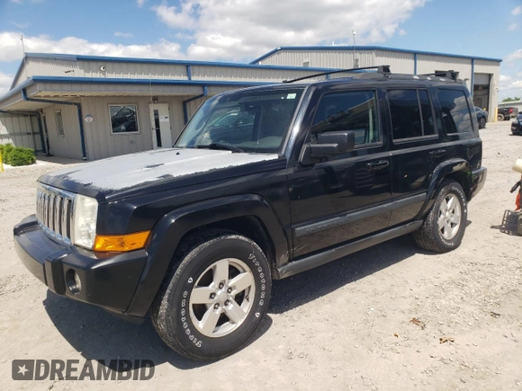 2008 Jeep Commander Sport z VIN 1J8HG48K38C180234, wystawiony jako Copart lot #55959325 z przebiegiem 198 459 mil mil oraz Szkoda całkowita • Salvage title. Historia ofert i sprzedaży dostępna na DreamBid. Obrazek 1.
