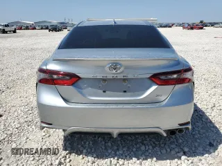 2022 Toyota Camry SE z VIN 4T1G11AK7NU695218, wystawiony jako Copart lot #50276535 z przebiegiem 64 539 mil mil oraz Czysty tytuł • Clean title. Historia ofert i sprzedaży dostępna na DreamBid. Obrazek 6.