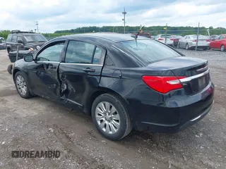 2014 Chrysler 200 LX z VIN 1C3CCBAB7EN231122, wystawiony jako IAAI lot #42375906 z przebiegiem 197 000 mil mil oraz . Historia ofert i sprzedaży dostępna na DreamBid. Obrazek 3.