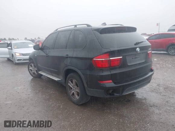 2013 BMW X5 xDrive35i z VIN 5UXZV4C53D0B23239, wystawiony jako IAAI lot #42200152 z przebiegiem 173 463 mil mil oraz . Historia ofert i sprzedaży dostępna na DreamBid. Obrazek 3.