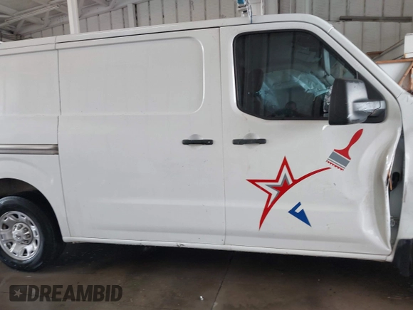 2018 Nissan NV Cargo S z VIN 1N6BF0KY7JN808504, wystawiony jako IAAI lot #39906506 z przebiegiem 83 900 mil mil oraz . Historia ofert i sprzedaży dostępna na DreamBid. Obrazek 13.