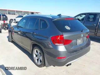 2014 BMW X1 sDrive28i z VIN WBAVM1C57EVW47767, wystawiony jako IAAI lot #41867313 z przebiegiem 90 431 mil mil oraz . Historia ofert i sprzedaży dostępna na DreamBid. Obrazek 3.