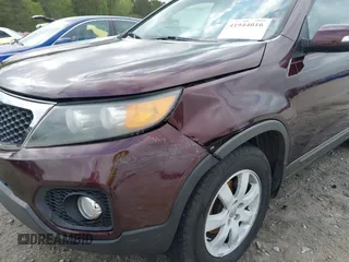 2013 Kia Sorento LX z VIN 5XYKT3A64DG341941, wystawiony jako IAAI lot #41944016 z przebiegiem 154 157 mil mil oraz . Historia ofert i sprzedaży dostępna na DreamBid. Obrazek 6.