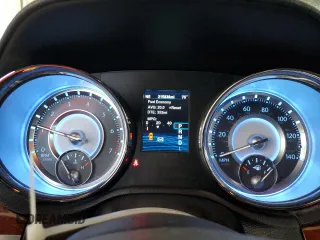 2014 Chrysler 300 z VIN 2C3CCAAG0EH132608, wystawiony jako Copart lot #59217075 z przebiegiem 215 836 mil mil oraz Szkoda całkowita • Salvage title. Historia ofert i sprzedaży dostępna na DreamBid. Obrazek 9.
