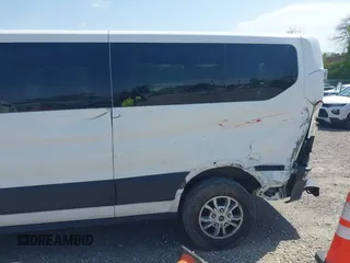 2021 Ford Transit Passenger XL z VIN 1FBAX2Y84MKA14973, wystawiony jako IAAI lot #42149017 z przebiegiem 105 171 mil mil oraz . Historia ofert i sprzedaży dostępna na DreamBid. Obrazek 6.